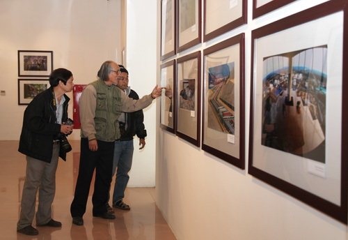 Người xem rất hứng thú với các bức ảnh phong phú và chân thực về quê hương Hải đội Hoàng Sa